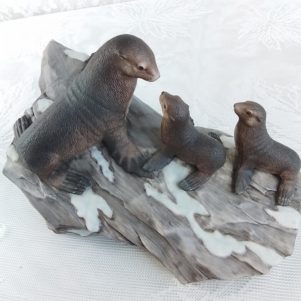Lenox Fur seal family figurine from Wildlife of the seven continents - Picture 5 of 7